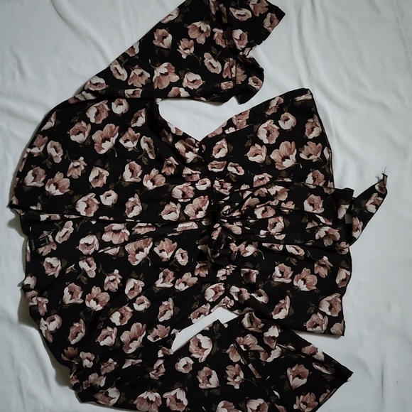 Forever 21 black/floral tie-front top - Picture 12 of 12